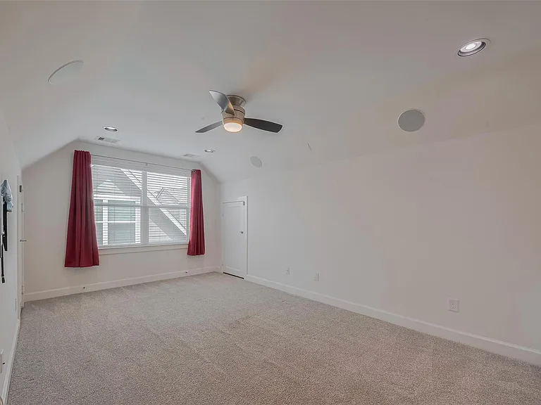 854 W 20th St — Photo 29