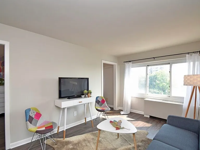 2200 Victory Pkwy #907 — Photo 8