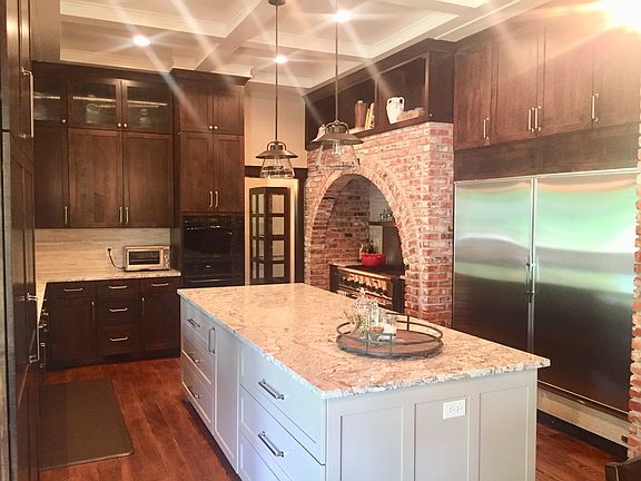 Large Island with Seating