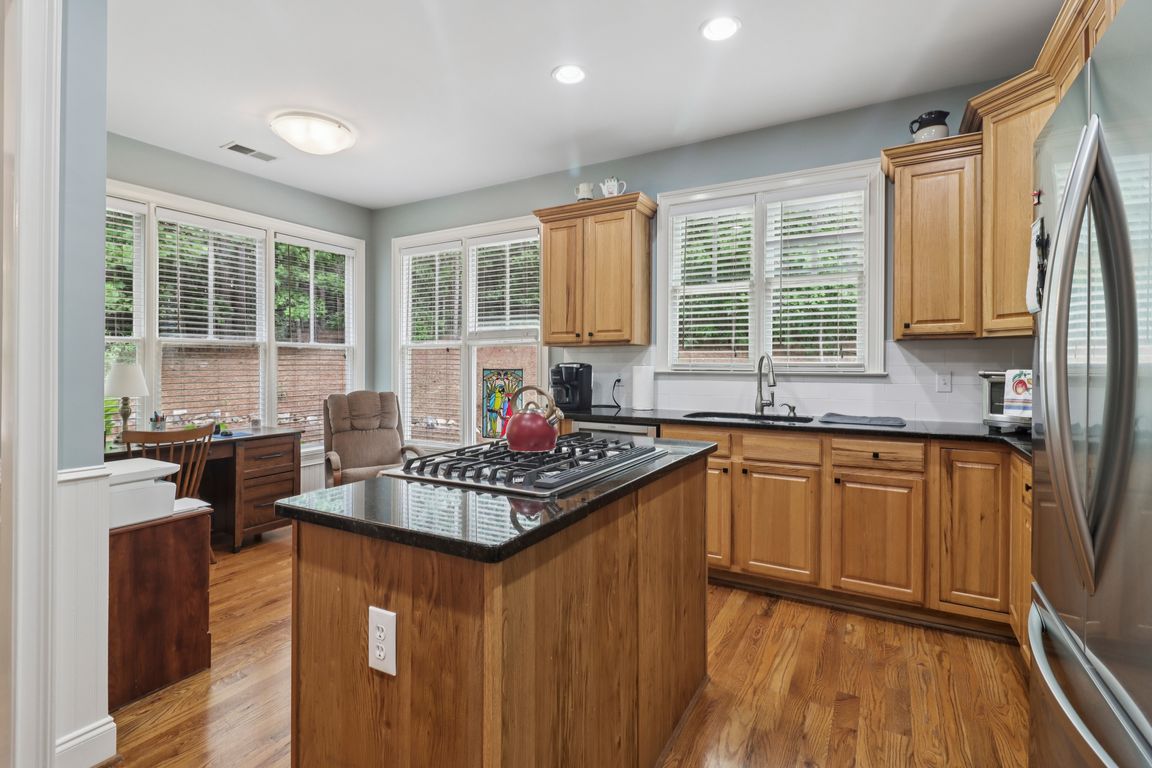 Huntington Dr-S0108-021.jpg