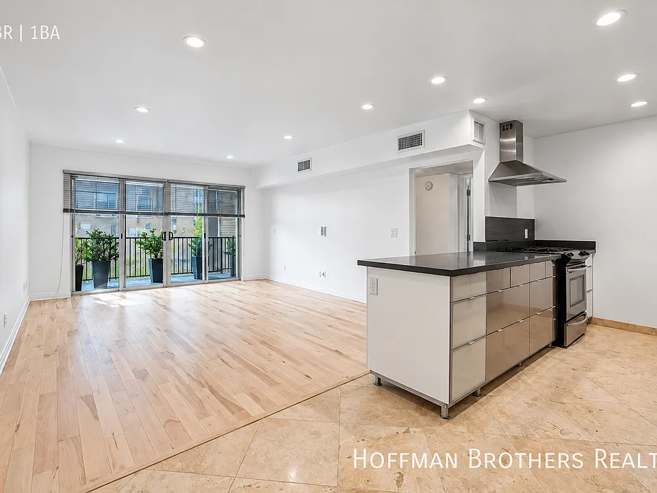 1146 N Clark St #5