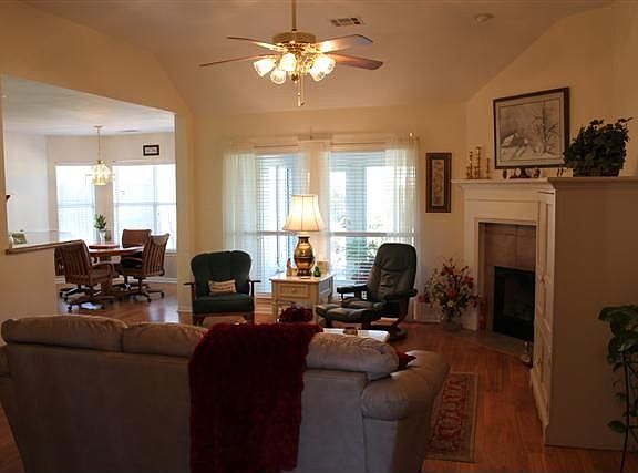 3rd image of 2412 Kingsbury Dr