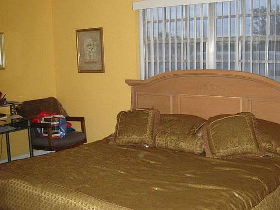 Masterbedroom suite w/laminate flooring