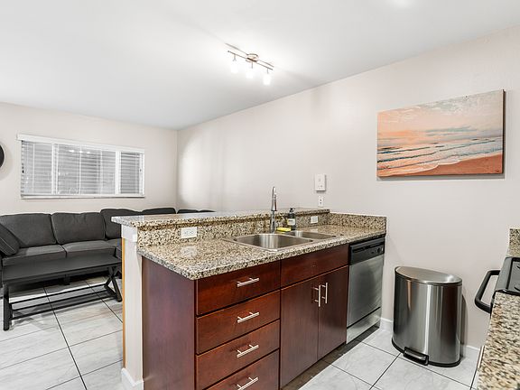 2nd image of 202 N Fremont Ave #4