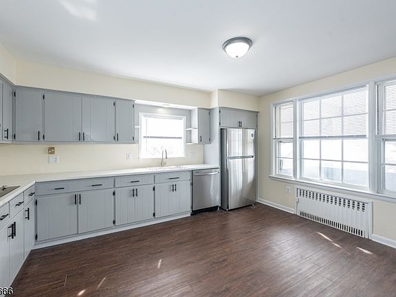 4th image of 71 Washington St