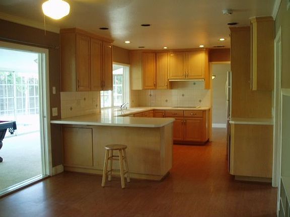 Light & Open Kitchen w/newer cabinets & counters