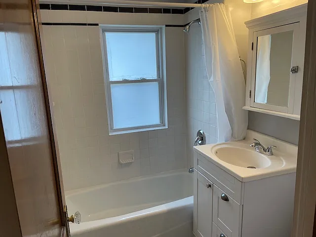 Main full bath picture 1