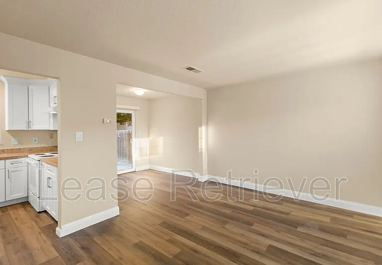 940 Palm Cir — Photo 8