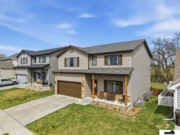 941 Scotts Creek Ct, Hickman, NE 68372