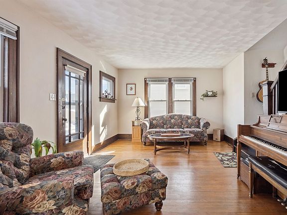 4th image of 757 Roberts St