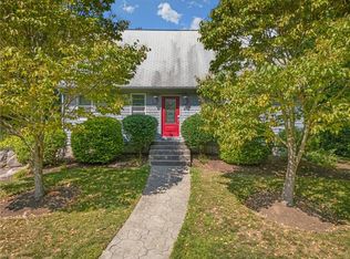 20 Oakridge Dr, Cranston, RI 02921