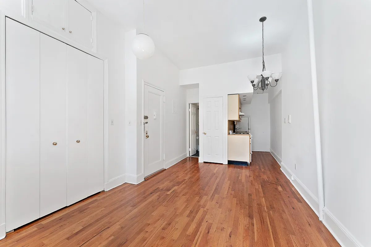Building Photo - 353 12th St #11