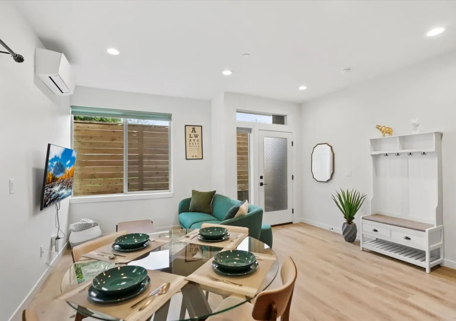 3BR 2.5BA Rooftop View Green Lake Hideaway -Near Stadium — Photo 3