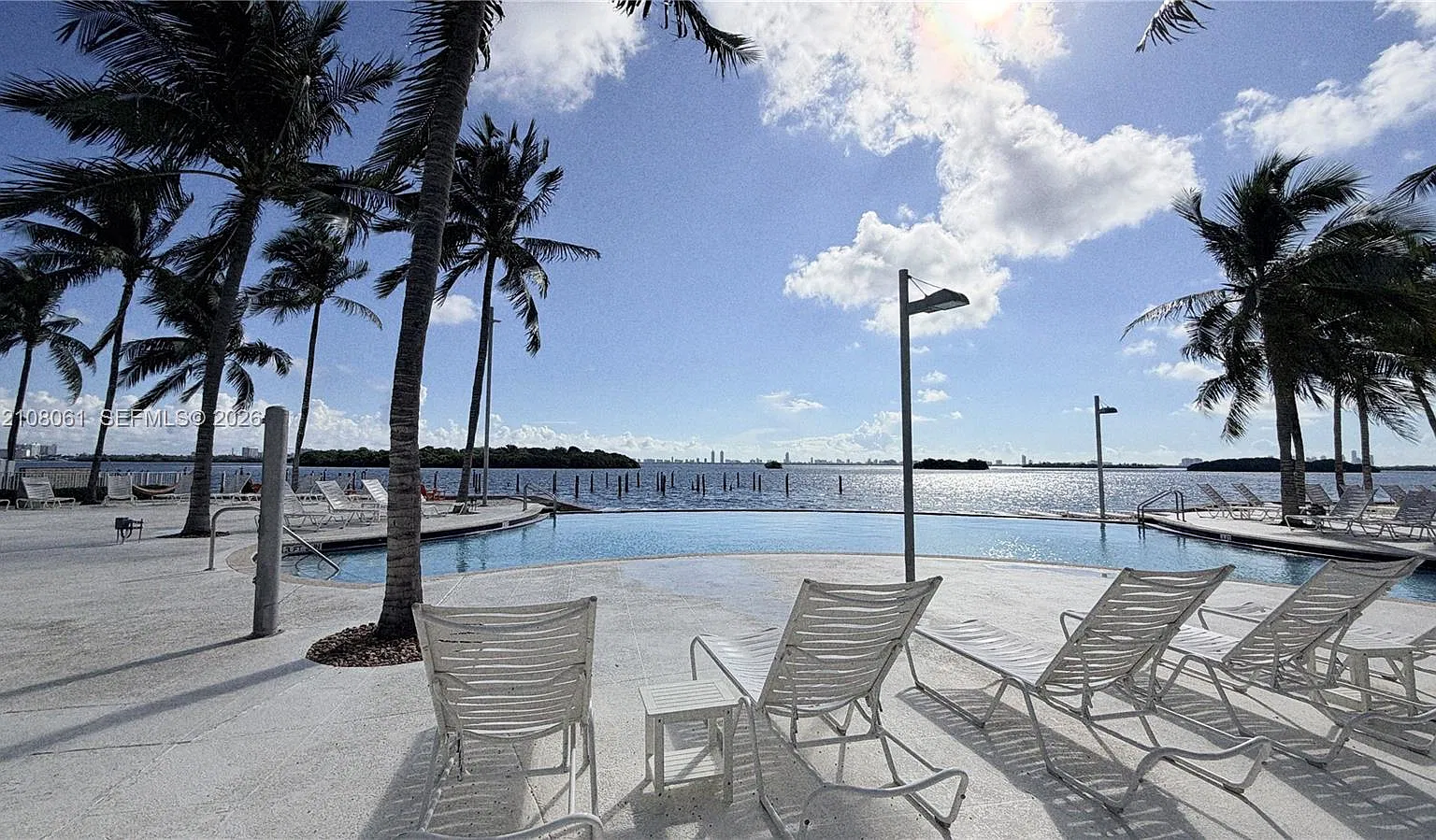 Nirvana Condo No Five Con — Photo 1