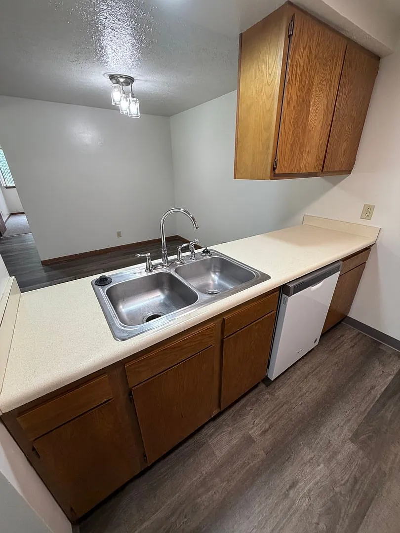 2 bedroom, One Bath Apartment Ground Floor with Huge Picture Window — Photo 4