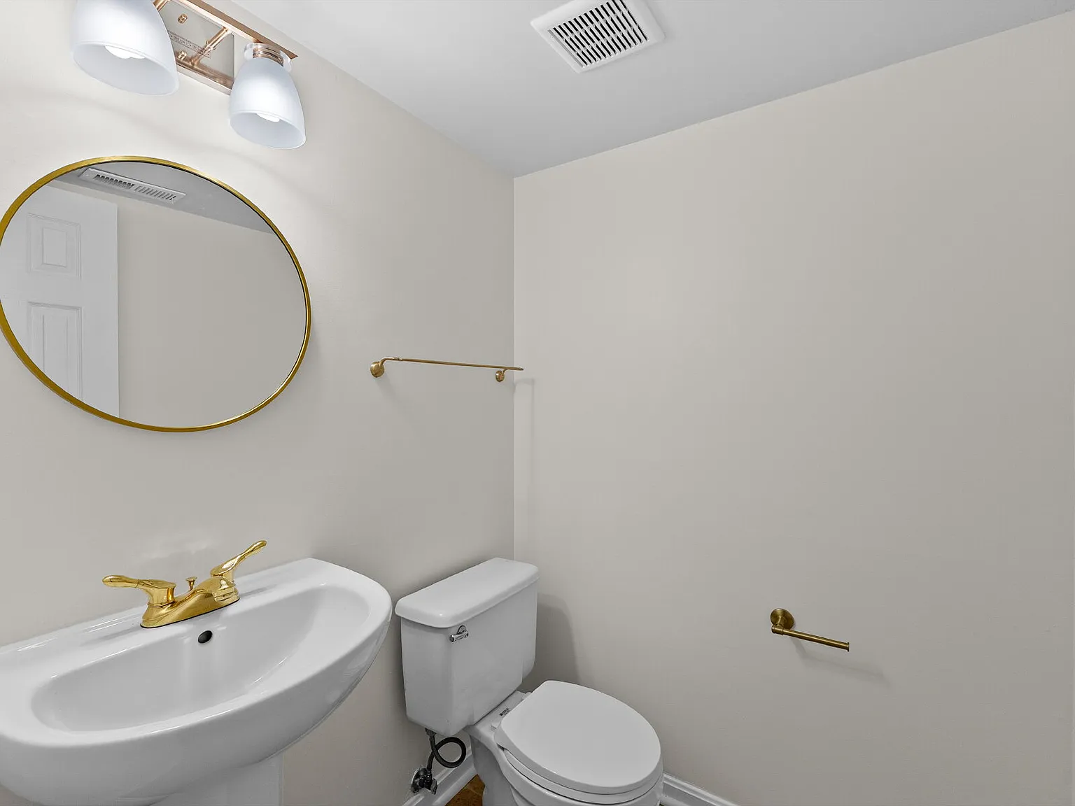 3 bed, 2.5 bath, 1360 sqft, $2,600 — Photo 4