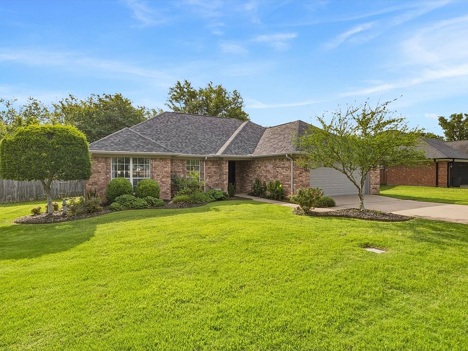 1st image of 105 Stone Briar Dr N