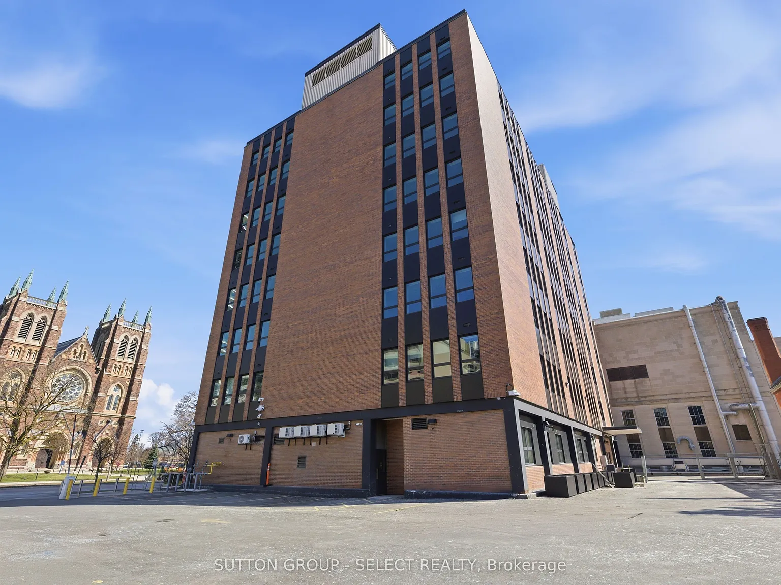 195 Dufferin Ave — Photo 2