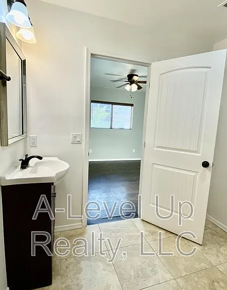 231 W 28th St — Photo 17