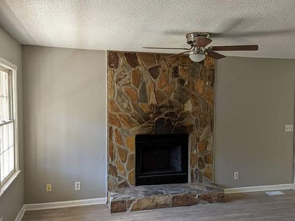 Spacious with fireplace living room