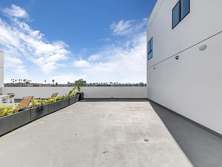825 Coronado-Building — Photo 8