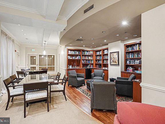 4th image of 1500 Chestnut St APT 8C
