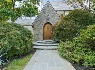 18 Heights Rd, Manhasset, NY 11030