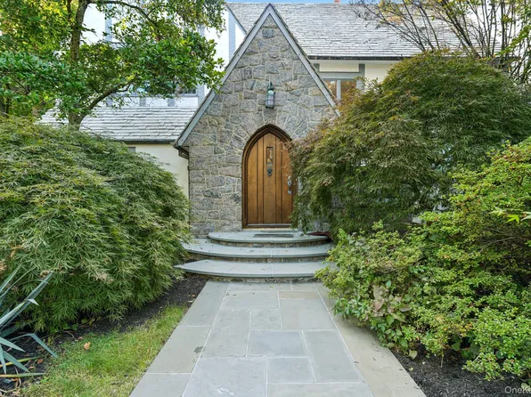 18 Heights Rd, Manhasset, NY 11030