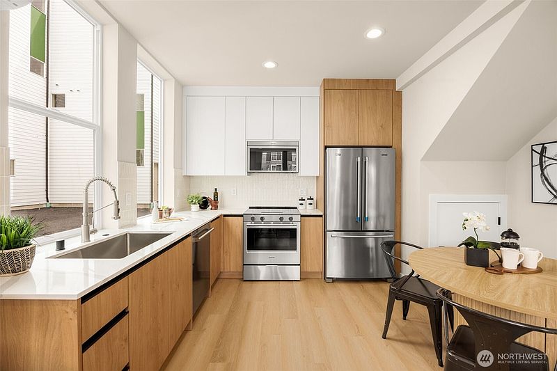 2nd image of 906 B 28th Avenue S