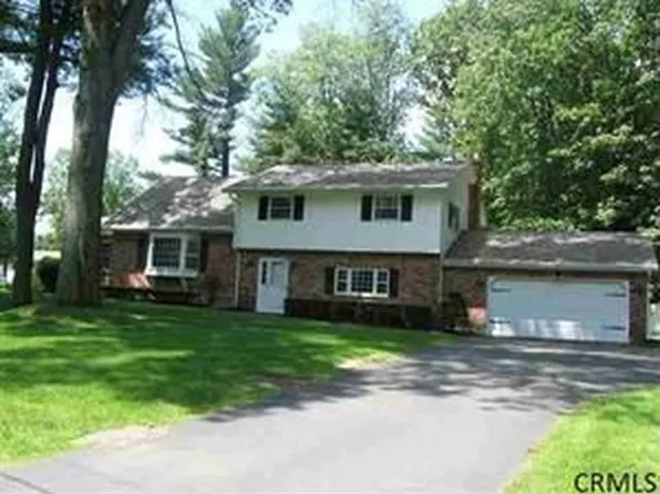 15 Trice Dr, Clifton Park, NY 12065