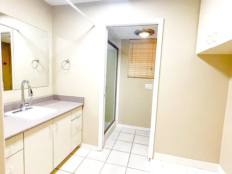 327 E Sandy Land Ln — Photo 10