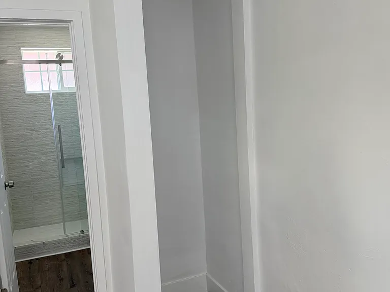 201 S Rowan Ave — Photo 3