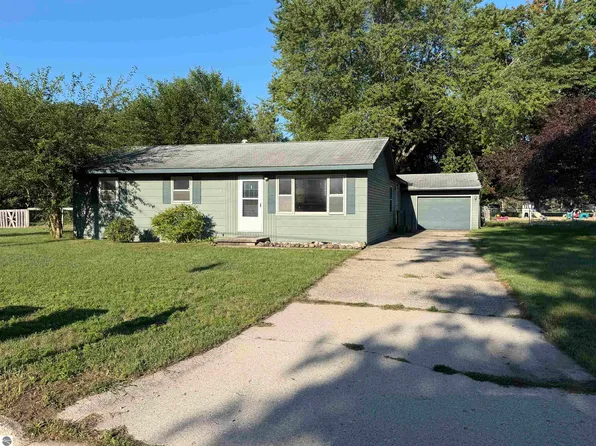 1115 Park St, Clare, MI 48617
