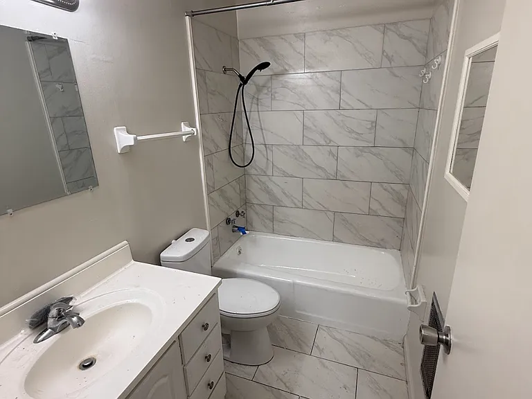 East Pointe Apartments — Photo 7