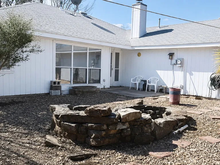 3109 Scott Dr — Photo 4