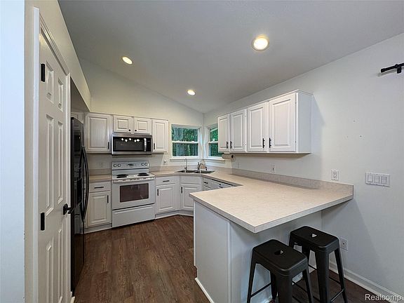 4th image of 860 N Sashabaw Rd