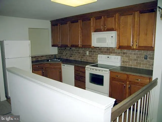 18010 Beacon Hill Dr — Photo 4