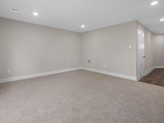 3rd image of 367 Hackley Dr