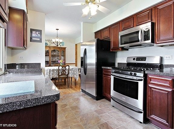 4th image of 1004 Greenvalley St