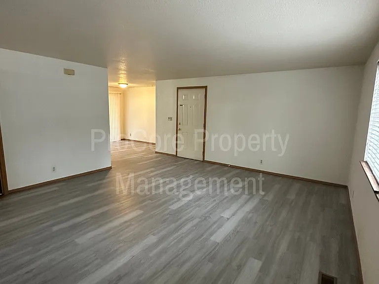 3704 W Rose Hill St — Photo 8