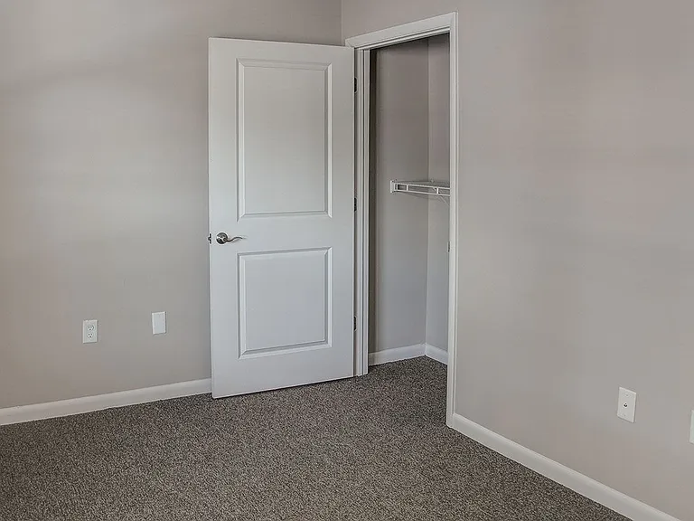 Bell Diamond Manor — Photo 10