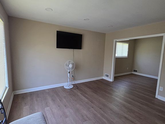 2nd image of 16136 Log Cabin Ave
