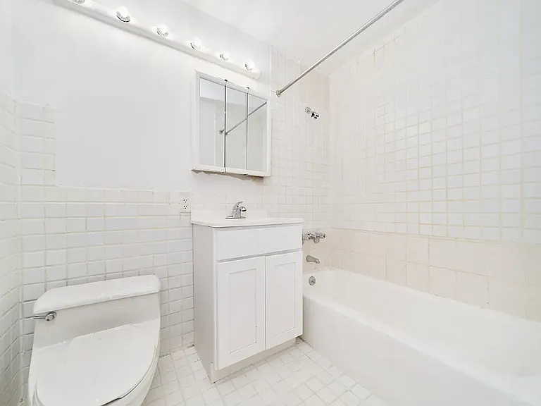 333 W 43rd St #4C — Photo 10
