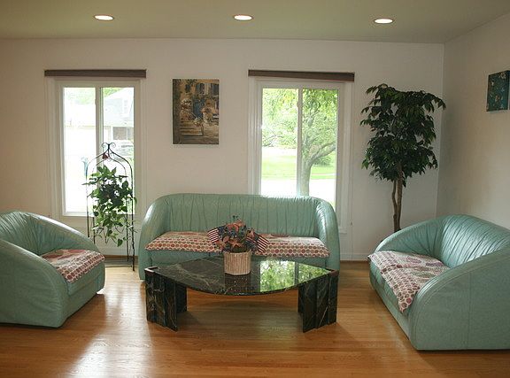 3rd image of 415 Larchmont Ln