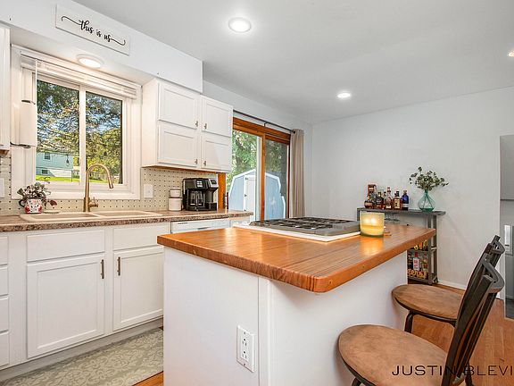 5th image of 5481 Rockbluff Dr NE