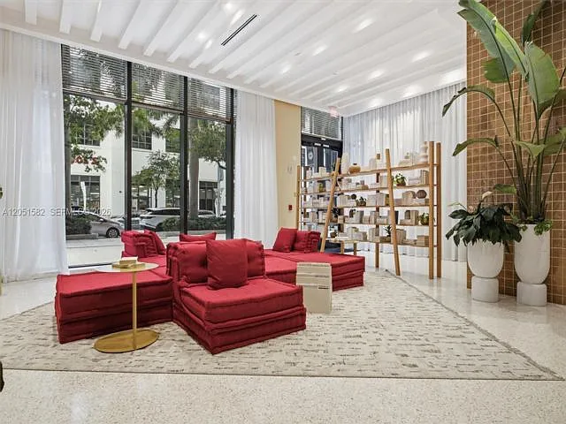 90 NE 32nd St #616