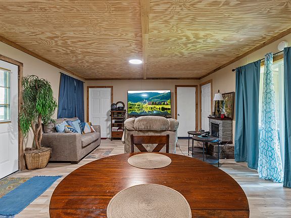 3rd image of 104 Heather Ln