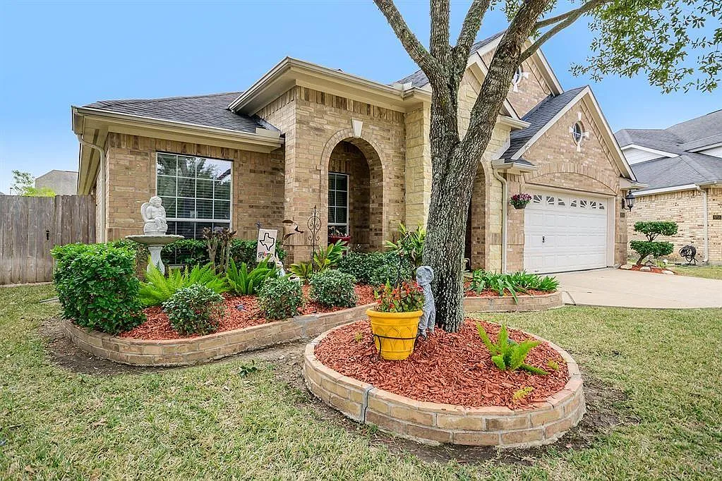 3 bed, 2.0 bath, 2300 sqft, $2,195 — Photo 2