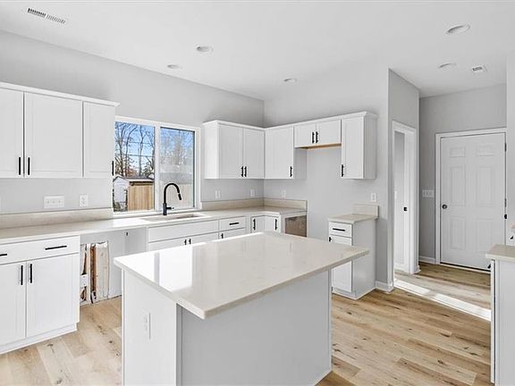 3rd image of 1603 Elwood Ave