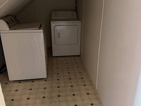 3rd image of 1110 Hinshaw St #B